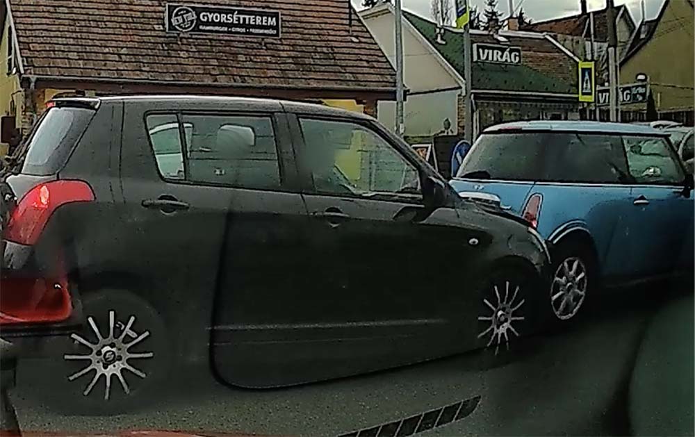 VIDEÓ: Átengedte a gyalogost, de pórul járt a Mini sofőrje