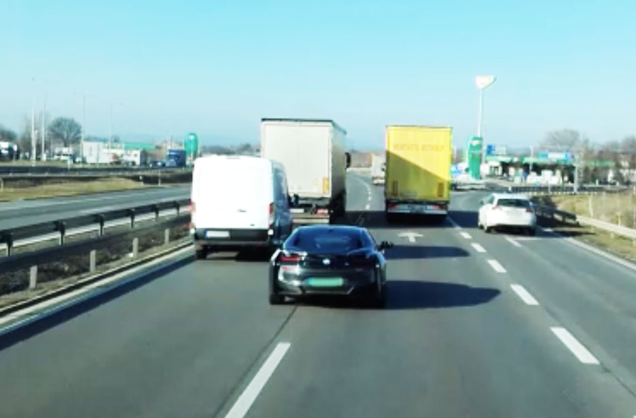 Videón a bosszú. Szabálytalan kamionost büntetett egy autós az M1-esen