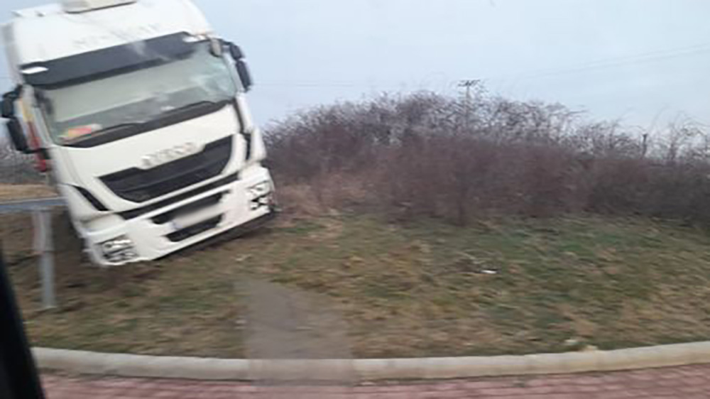 A körforgalom közepén kötött ki egy kamion a 62-es úton