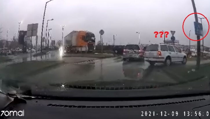 VIDEÓ: Sietett, ezért inkább a járdán folytatta útját Fehérváron egy autós