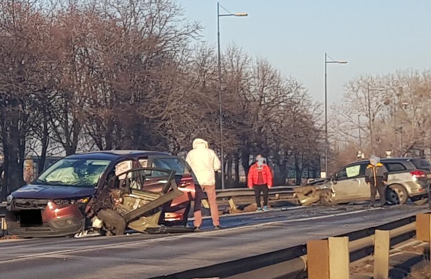 FOTÓK: Baleset miatt teljes útzár van a Ferihegyi Repülőtérre vezető úton
