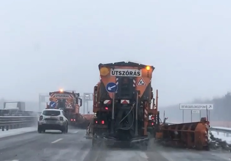 Videóval figyelmeztet a Magyar Közút –  TILOS hókotrót előzni!