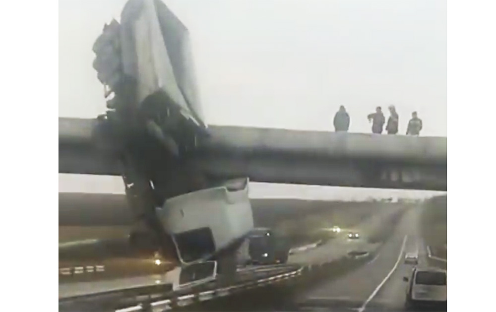 VIDEÓ: Kis híján az autók közé zuhant egy felüljáróról a teherautós