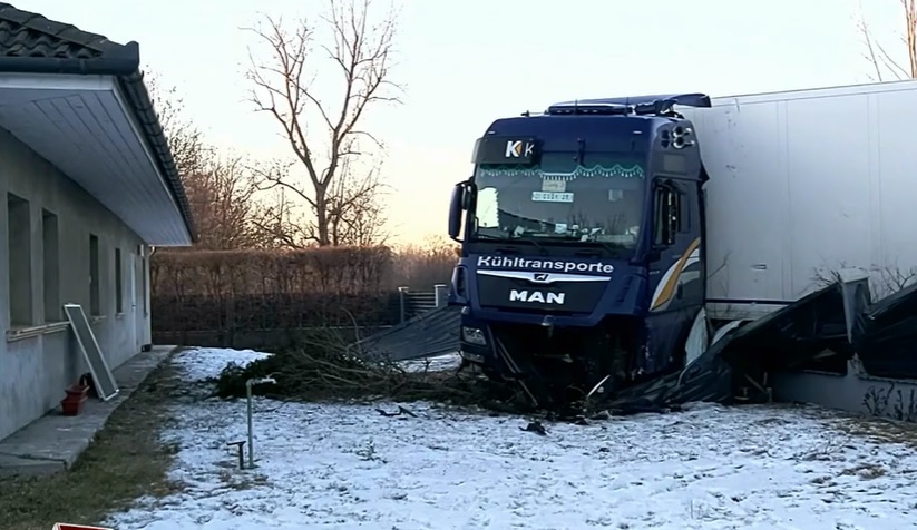 VIDEÓ: Megcsúszott a jégen és letarolta egy családi ház kerítését egy kamionos