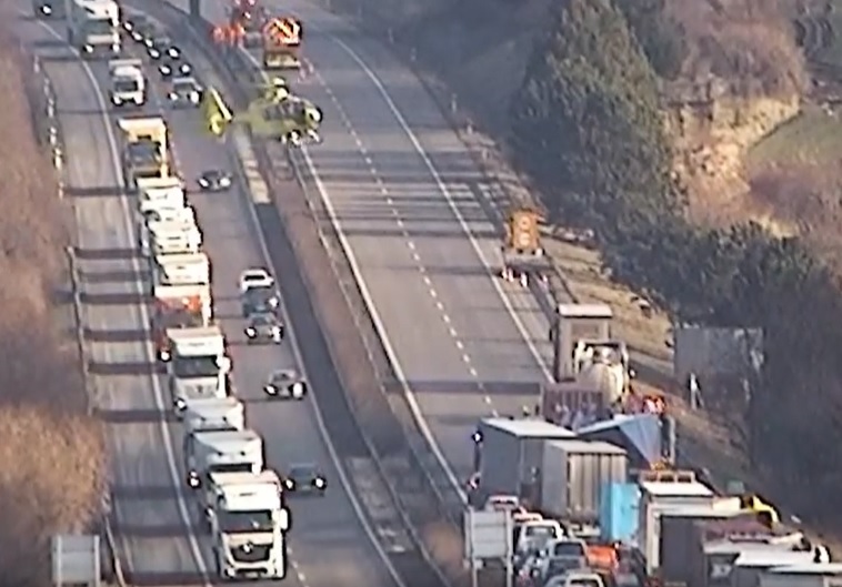 VIDEÓ: Alig volt hely a két jármű között, de ő bevágott. Súlyos baleset lett belőle
