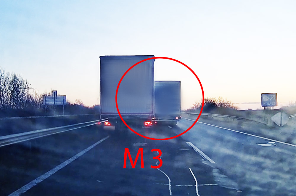 Videón a kakaskodás: Az egyik előzött, a másik nem hagyta