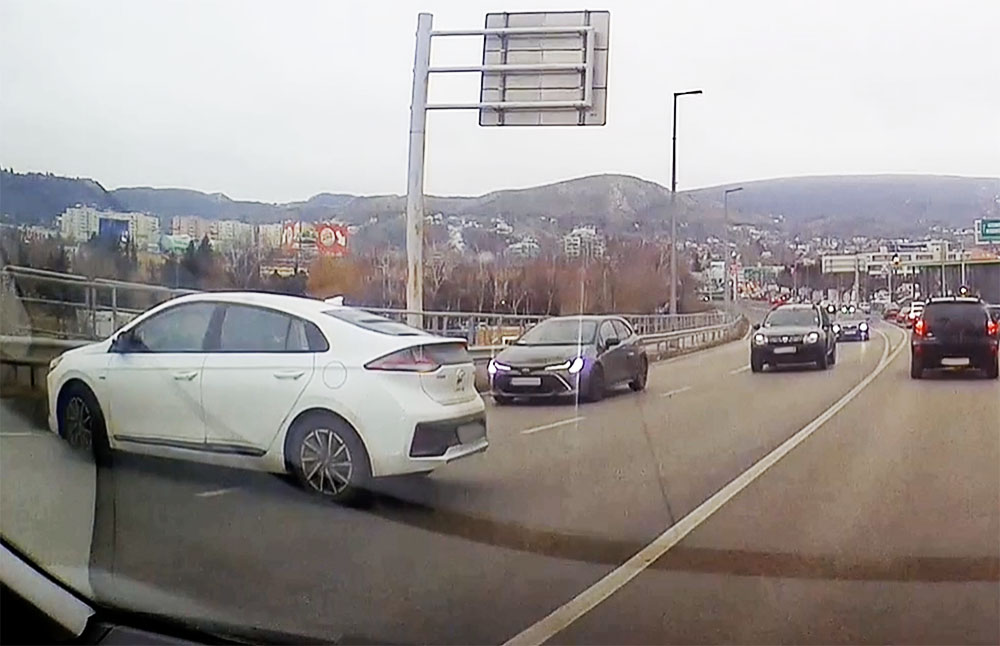 VIDEÓ: Legalább a közlekedőtársaidra legyél tekintettel, ha már a KRESZ-re magasról teszel