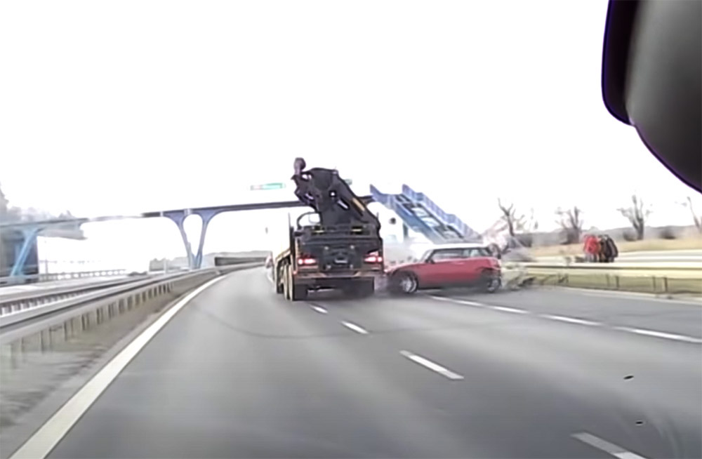 VIDEÓ: Kapkodott a lengyel sofőr, telibe találta a monstrum