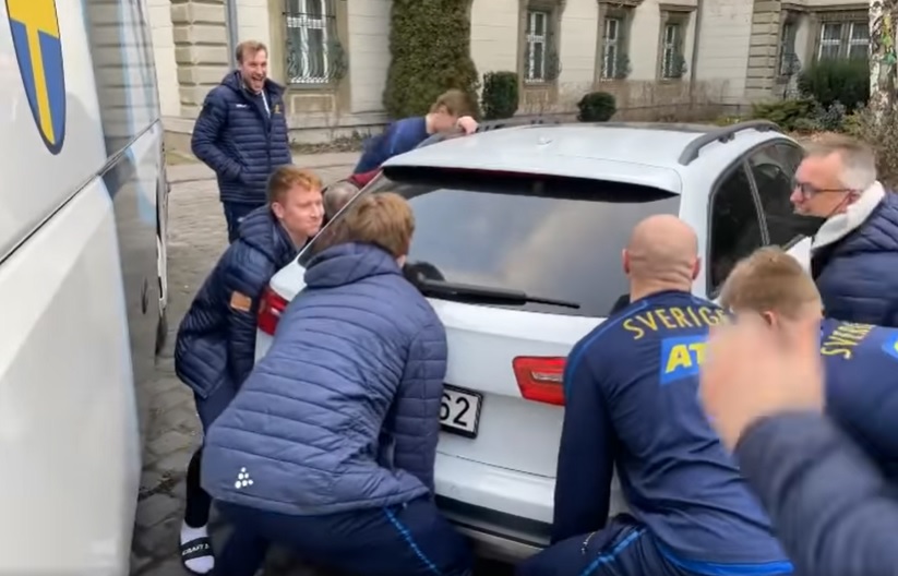 A svéd kézisek egyszerűen arrébb rakták a parkoló autót, ami elállta az útjukat