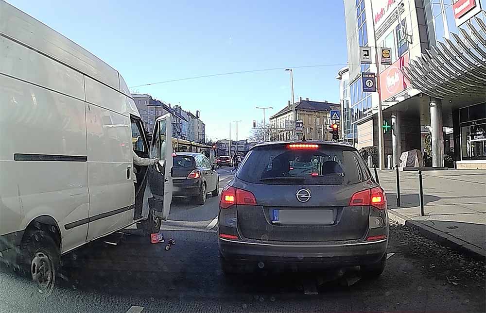 VIDEÓ: Kiábrándító, amit a furgon utasa művelt a Széna téren