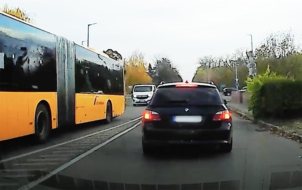 Őrült mutatványt produkált egy BMW-s Vácon – VIDEÓ