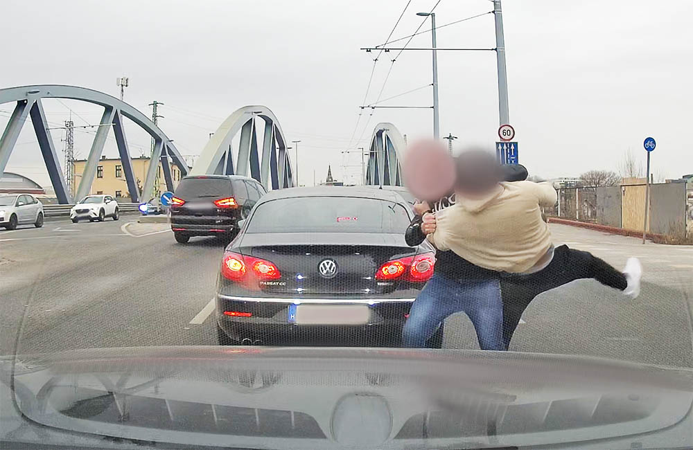 Videón a hatalmas bunyó, ami két autós között tört ki a Kerepesi úton