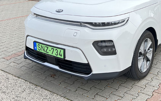 Újabb város vonta meg a zöld rendszámos autóktól az ingyenes parkolást