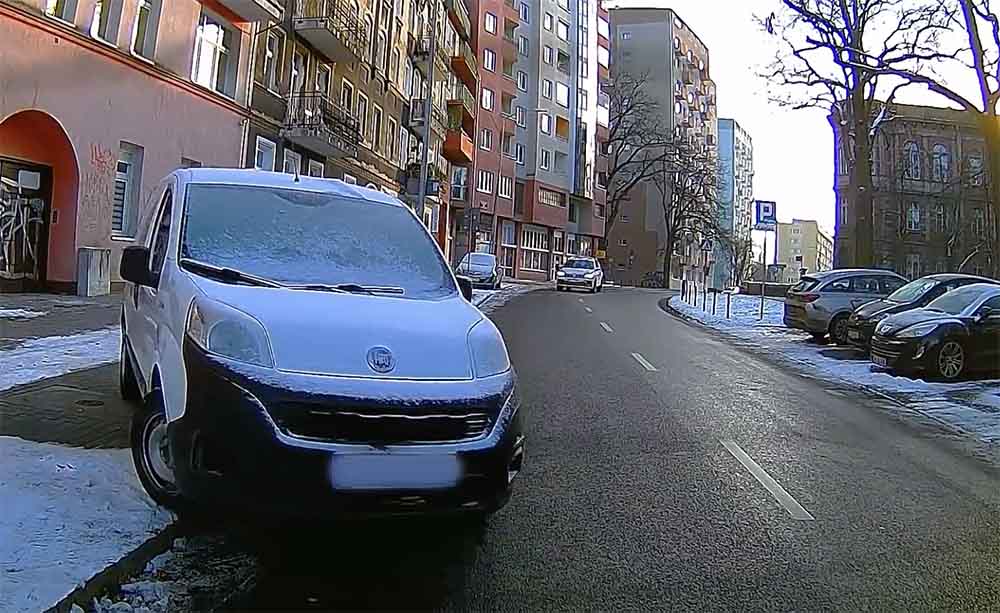 VIDEÓ: Befagyott szélvédővel elindulni nem okos dolog. Itt a bizonyíték