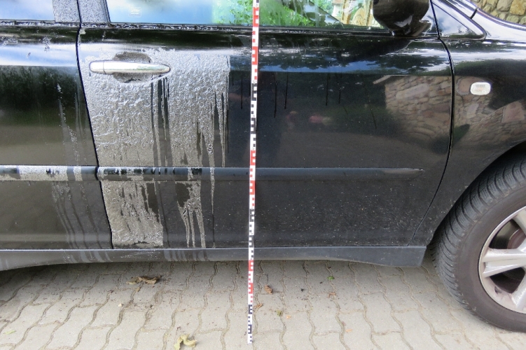 FOTÓK: Maró hatású anyagot locsolt valaki parkoló autókra – Nettó 500 ezer forint jár a nyomravezetőnek