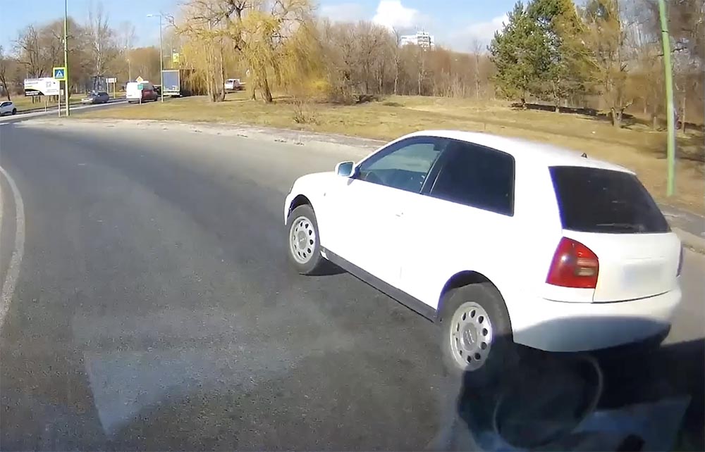 VIDEÓ: Az A3-as Audi határait mutatta be Balatonfűzfőn egy sofőr