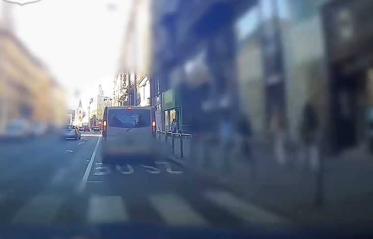 VIDEÓ: Repkedtek a bírságok – Buszsávban szabálytalanul közlekedőkre vadászott a rendőrség