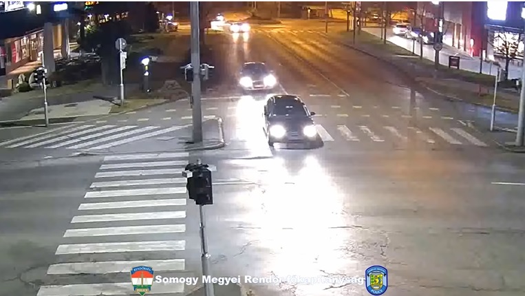 VIDEÓ: A körforgalomban driftelve vezette le a feszkót a fiatal, közben majdnem elsodort egy gyalogost
