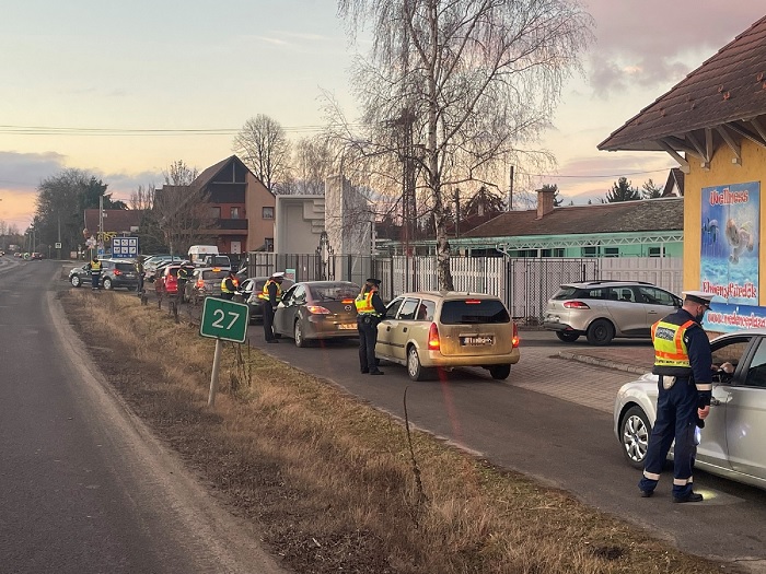 Több száz sofőrt szondáztattak 1,5 óra alatt a 2-es számú főúton a rendőrök