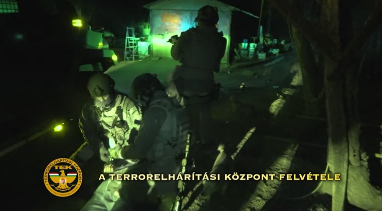 VIDEÓ: Leszorították, majd gumilövedékes fegyverrel fejbe lőttek egy autóst az 51-esen – Elfogták a bűnbanda tagjait