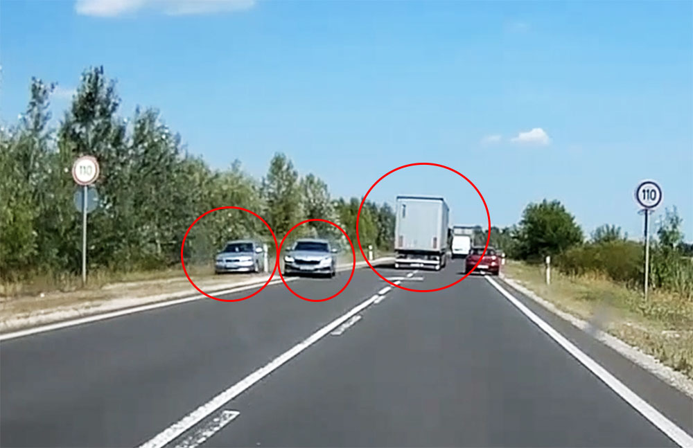 Videón, ahogy ketten is megmenekülnek a frontális ütközéstől