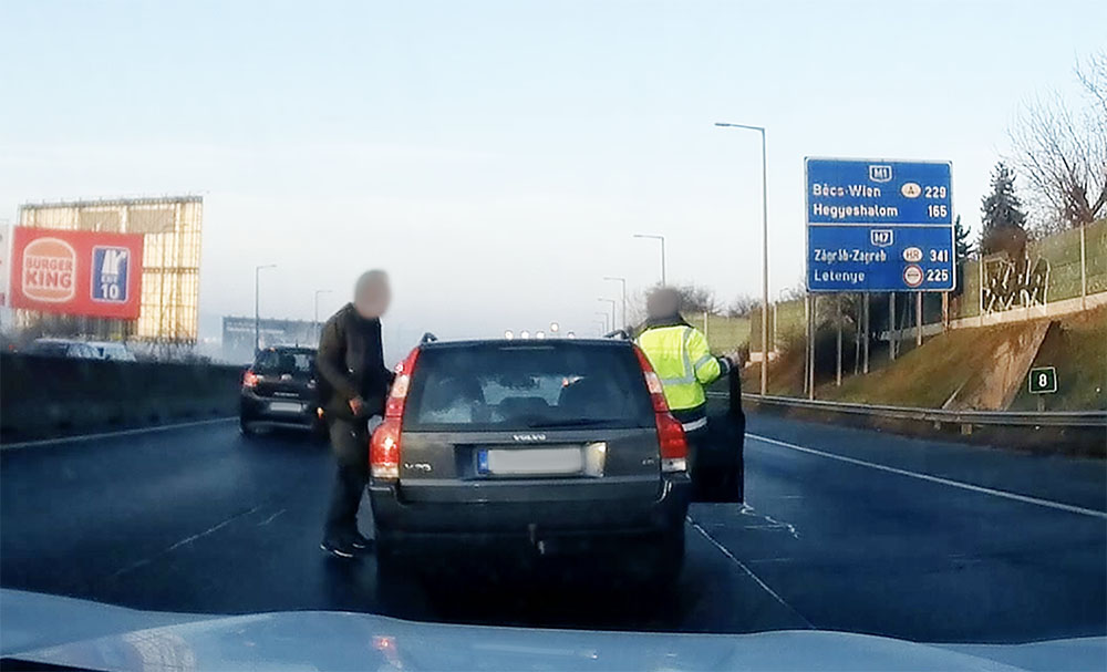 Videón, ahogy kiszakad a kereke a Volvonak, az M1/M7 kivezetőn