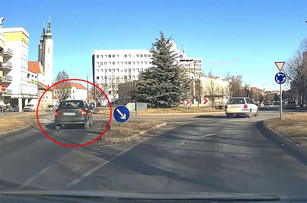 VIDEÓ: Így indul egy autópályára szemben felhajtás is