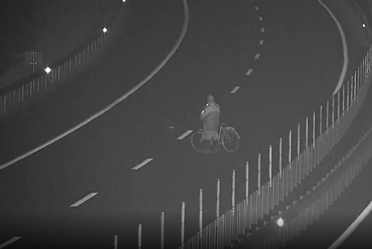 VIDEÓ: Békésen haladt forgalommal szembe egy ittas kerékpáros az M30- as autópályán