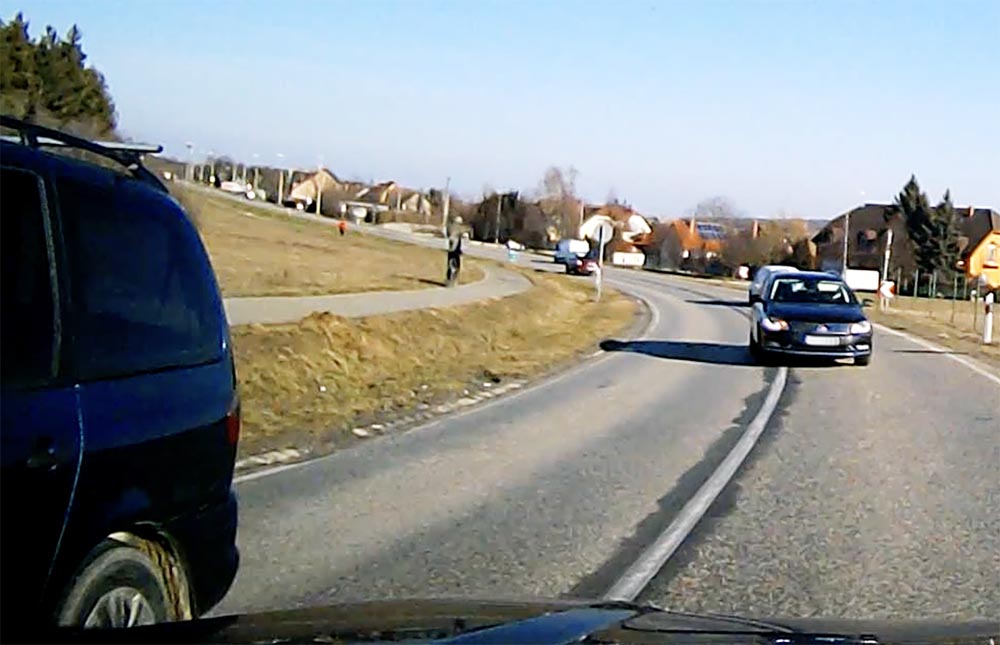 VIDEÓ: Itt nagyon észnél kellett lenni, hogy ne történjen frontális ütközés