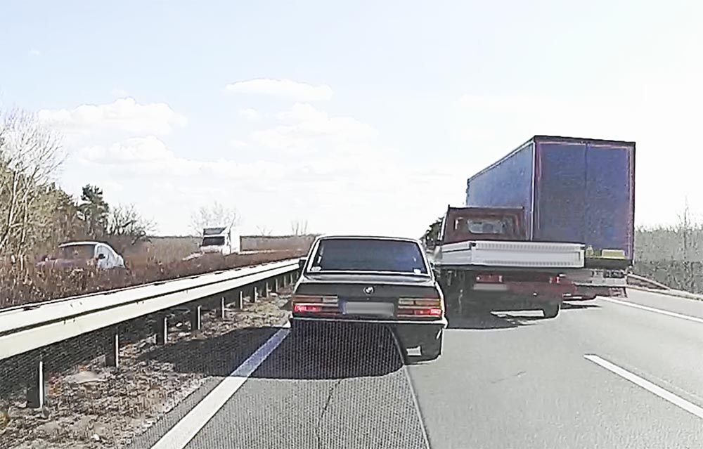VIDEÓ: Volt képe ehhez a platós sofőrjének az M5-ön