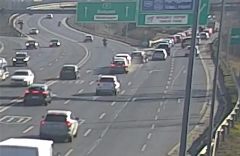VIDEÓ: Utolsó utáni pillanatban akart kisorolni – Baleset lett belőle, de nem is érdekelte