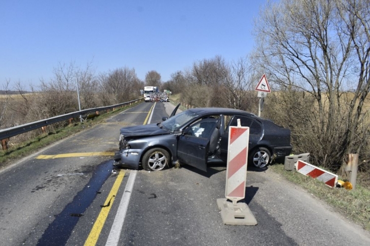 FOTÓK: Tiltó tábla és záróvonal ellenére előzött – Csúnya baleset lett a vége