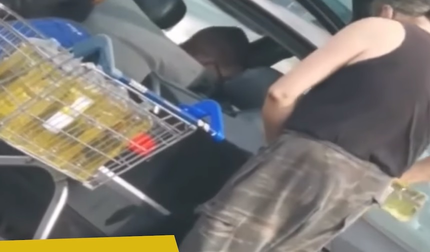 Videón, ahogy egy férfi több flakon sütőolajjal tankolja meg az autóját egy bevásárlóközpontnál