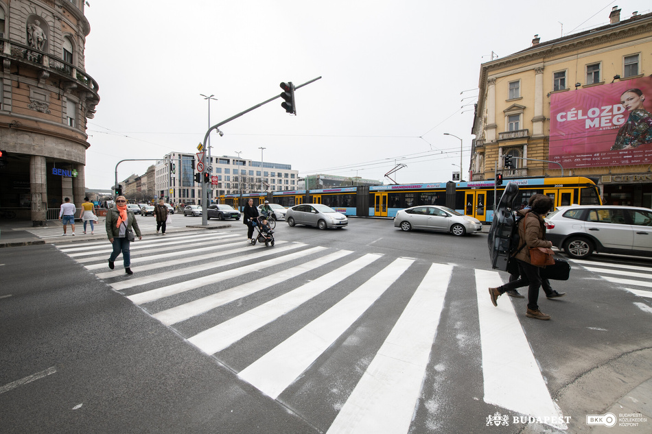 Két új gyalogátkelő már kialakításra került a Blaha Lujza téren