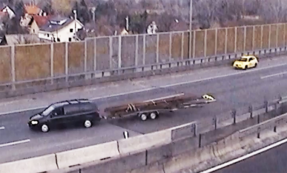 Videón, ahogy leesnek és szétgurulnak a csövek az M0-áson
