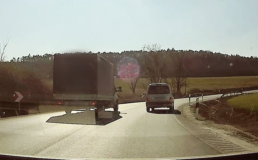 VIDEÓ: Érezte, hogy sok neki ez a meló. Inkább fékezett előzés közben, ha már ennyi esze volt…
