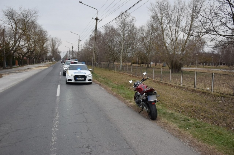 Egykerekezni akart a motoros, csakhogy közben elhagyta a barátnőjét is