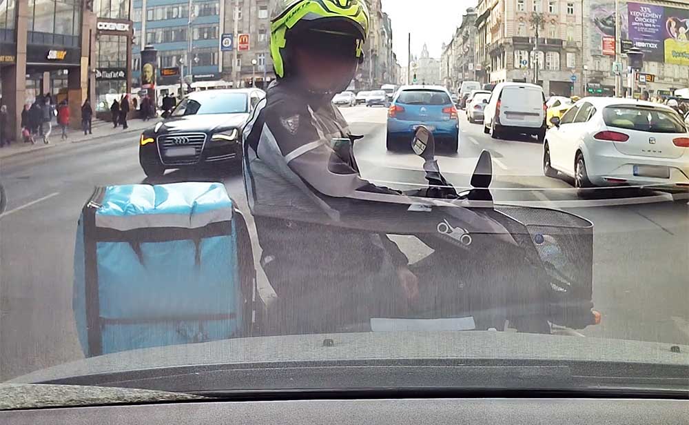 VIDEÓ: Elfogták a motoros futárt, aki bosszúból karcolt autót