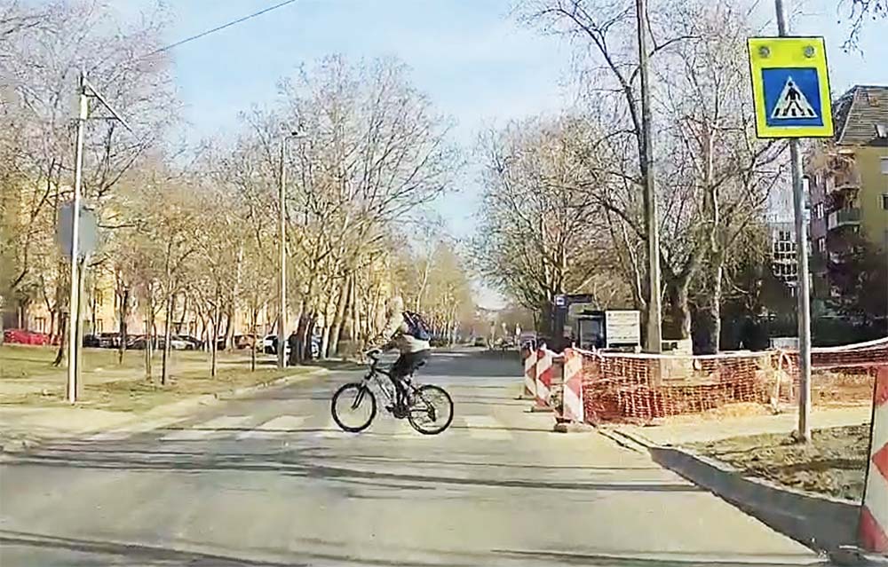 VIDEÓ: Kamikaze kerékpáros Kecskeméten