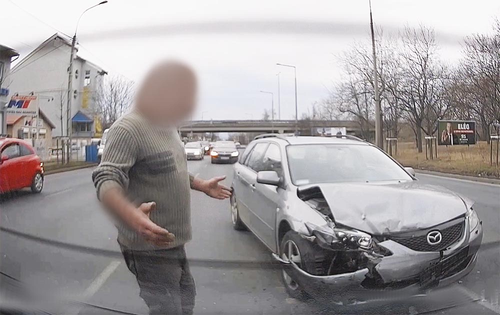 Így kell összetörni indokolatlanul egy 6-os Mazdát és két másik vétlen autóst – VIDEÓ