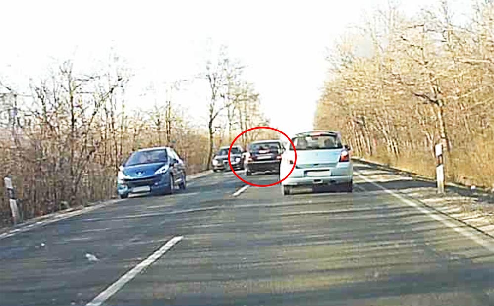 Kotródjatok előlem – gondolhatta a mercis a 6-os úton – VIDEÓ