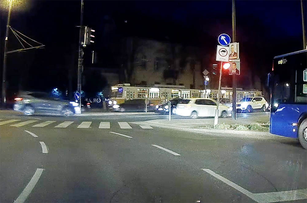 VIDEÓ: Hatalmasat esett egy ételfutár a Széll Kálmán téren