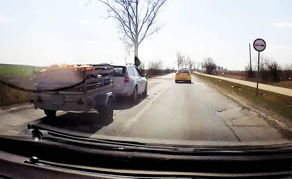 VIDEÓ: Repült a zsák! Ezt művelte az utánfutóval a Renault sofőrje