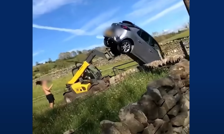 Döntött a bíróság a gazda ügyében, aki munkagéppel dobta ki farmjáról a szabálytalanul parkoló autót
