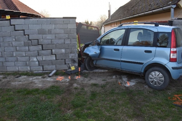 FOTÓK: 15 éves, ittas fiú hajtott kerítésnek egy engedély nélkül elkötött autóval