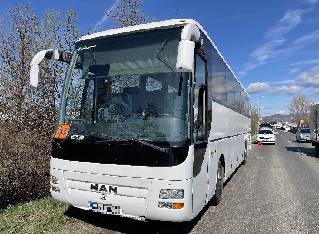 FOTÓK: Óvodásokkal teli busz előtt büntetőfékezett egy autós – Az ütközés elkerülhetetlen volt