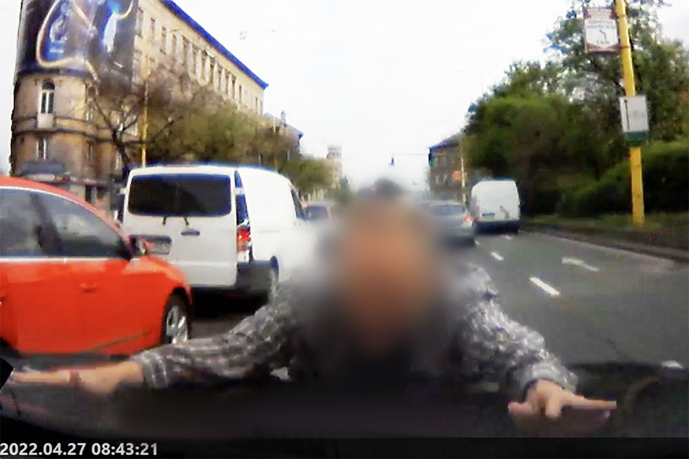 VIDEÓ: Nem engedte be a Priust, utcai közjáték lett belőle