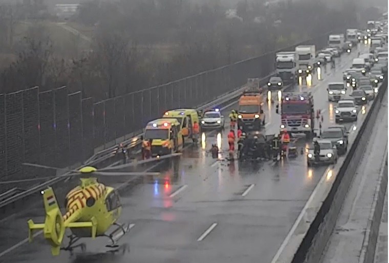 VIDEÓ: Térfigyelő rögzítette, ahogy egy műszaki hibás teherautóba csapódott egy autó az M3-son