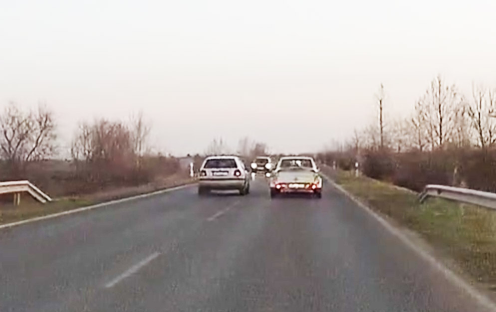 VIDEÓ: Tisztán láthatták, hogy jönnek szemből, ők mégis előztek