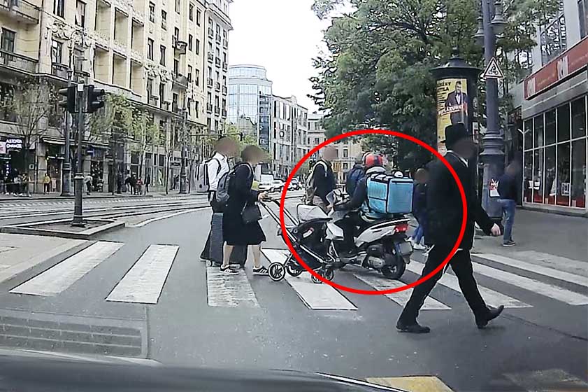 VIDEÓ: Gyalogosok közé hajtott az ételfutár. Tény, hogy zöld lámpája volt